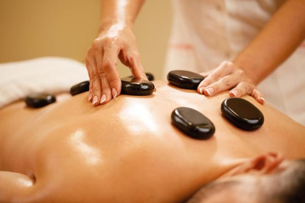 Massage aux pierres chaudes