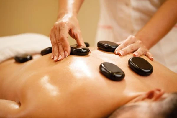 Massage aux pierres chaudes